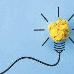 青い背景と紙でできた豆電球