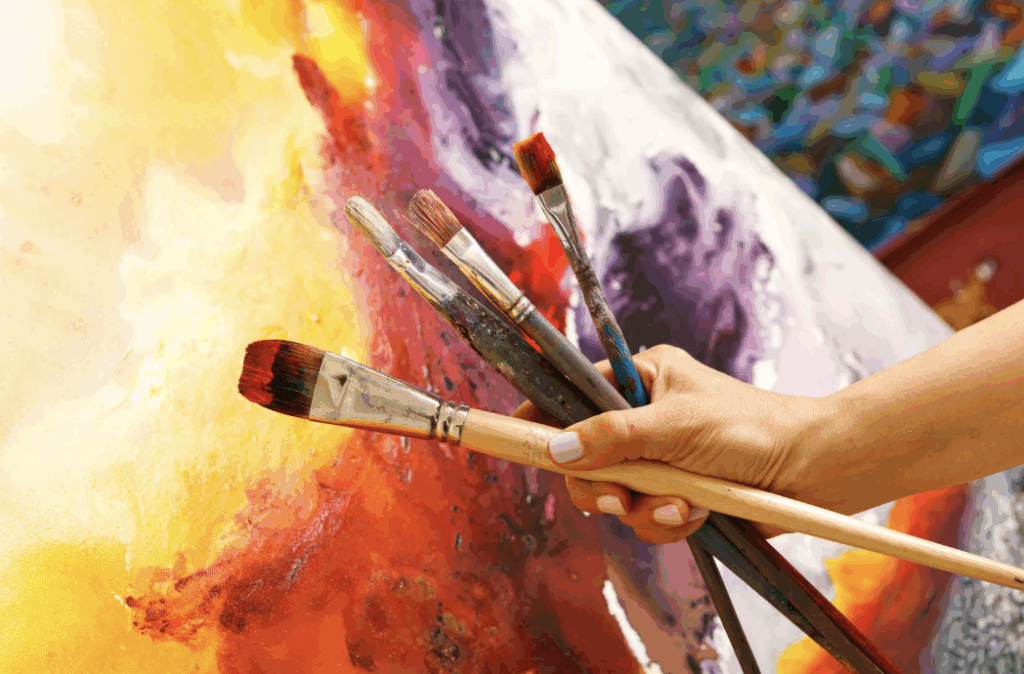 絵の具の筆とキャンパス