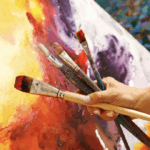 絵の具の筆とキャンパス