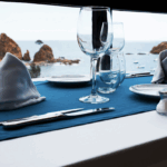 レストランの窓から海を見ている