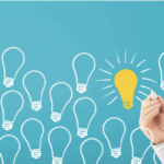 青い背景に手書きの電球