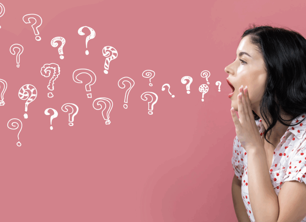 ピンクの背景と、女性の口から飛び出すはてなの記号