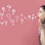 ピンクの背景と、女性の口から飛び出すはてなの記号