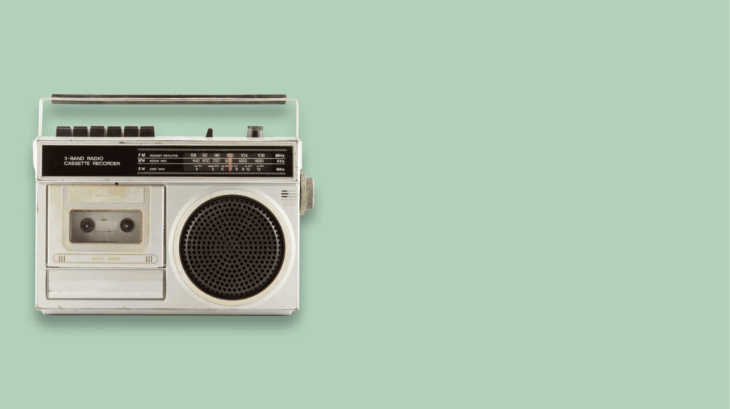 緑の背景にラジカセが置いてある